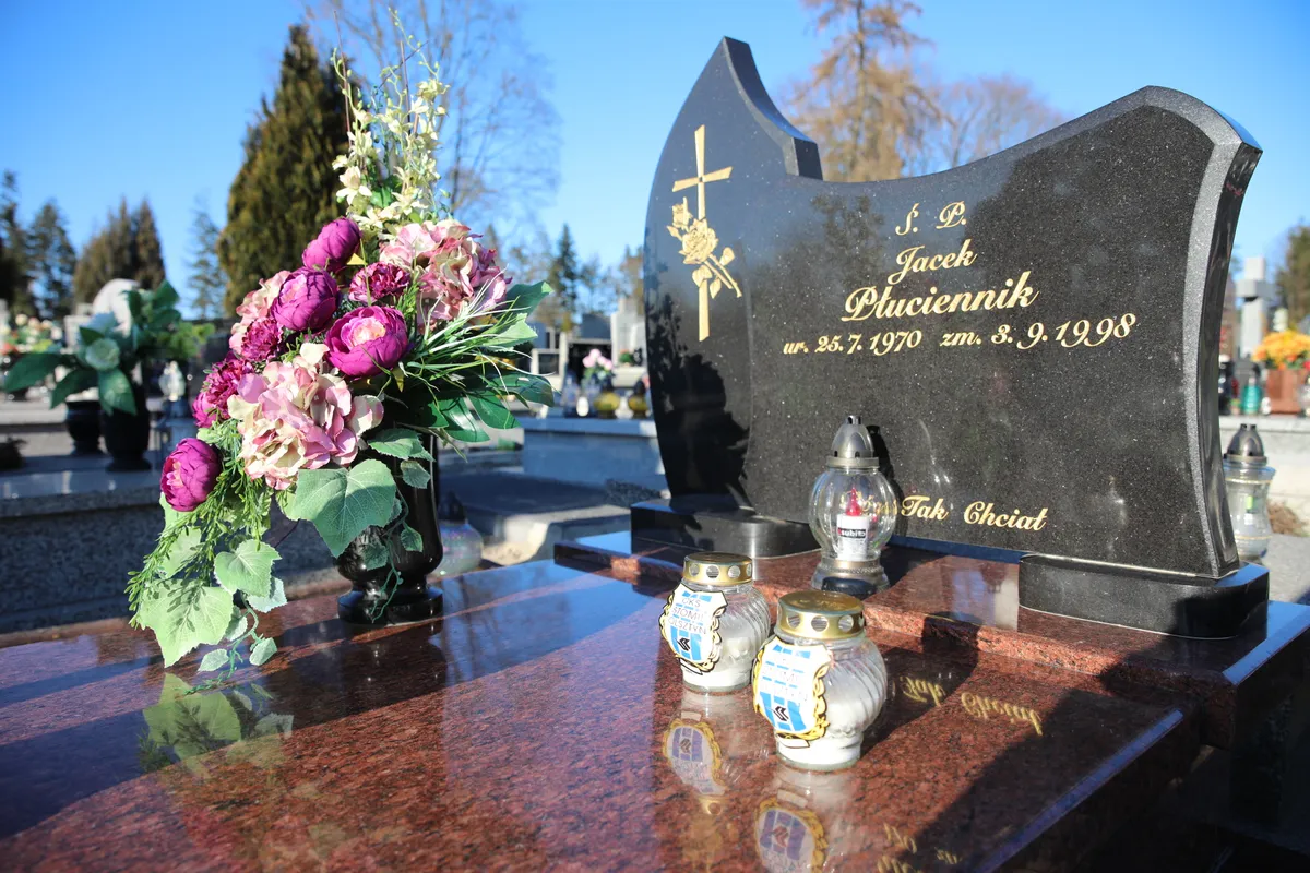 Kibice Stomilu odwiedzili grób Jacka Płuciennika