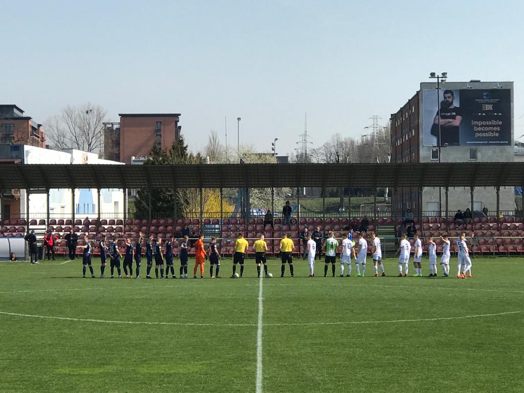 Juniorzy | Siedem bramek w starciu z liderem