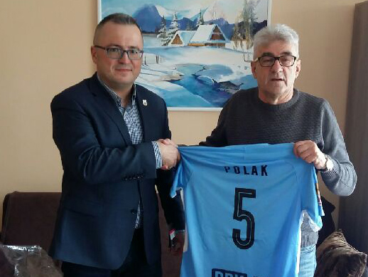 Ryszard Polak z koszulką Stomilu