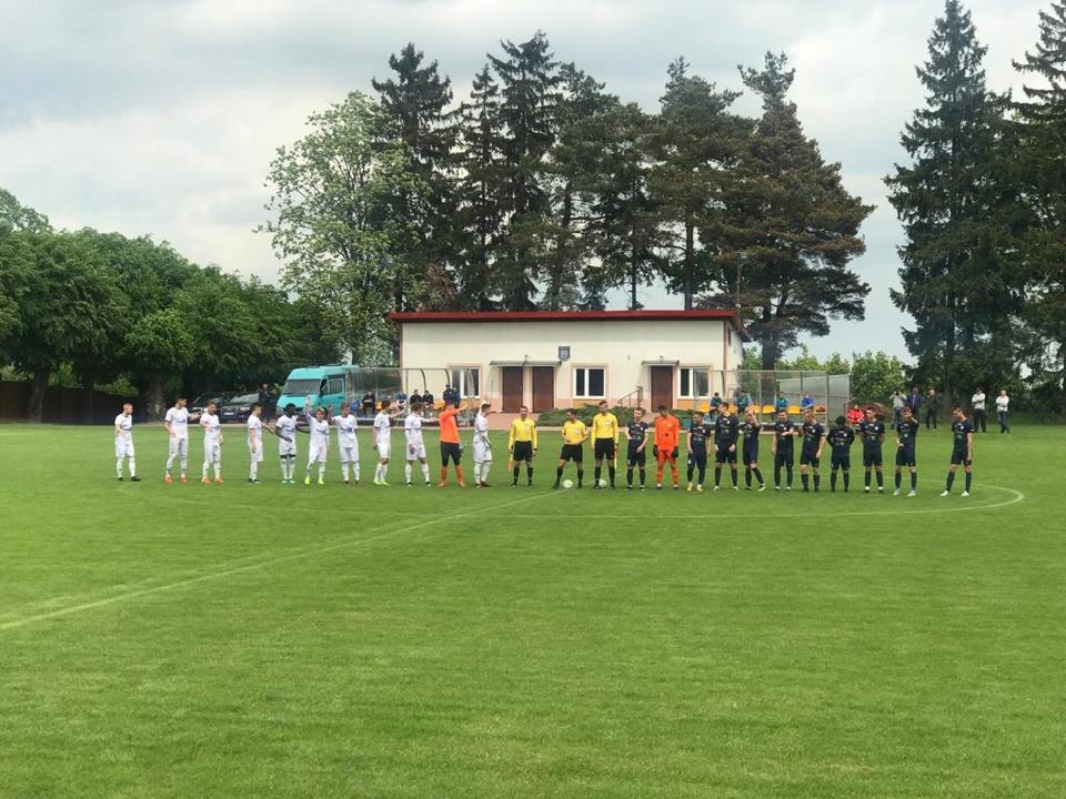 Juniorzy | Przegrana z liderem